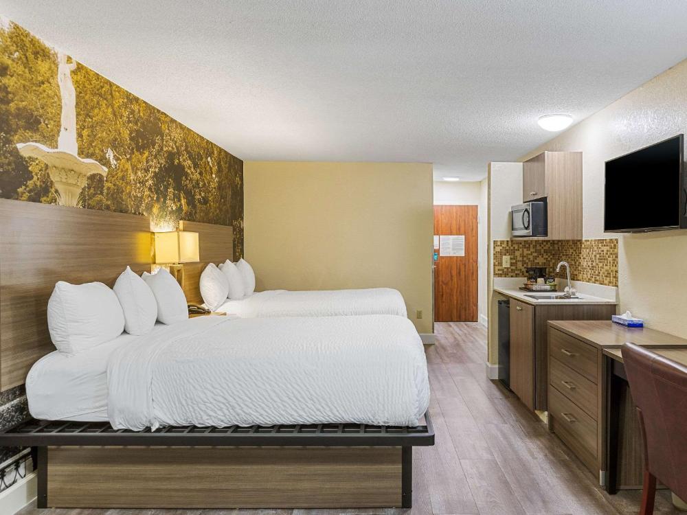 Standard Queen Room with Two Queen Beds - Non-Smoking interior